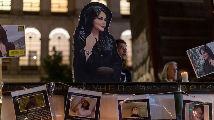 Die junge Kurdin Mahsa Amini war am 16. September 2022 nach ihrer Festnahme durch die Sittenpolizei in Teheran gestorben - ihr Tod löste weltweit Proteste aus.