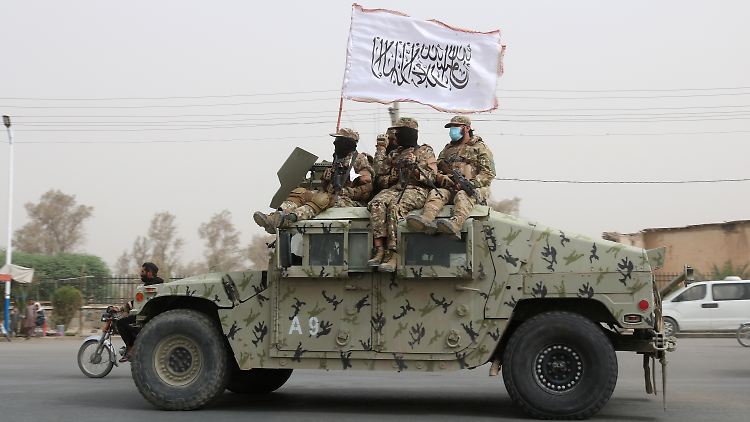 Nach einem raschen Vormarsch im ganzen Land übernahmen die Taliban im August 2021 wieder die Herrschaft und riefen ein "Islamisches Emirat" aus.