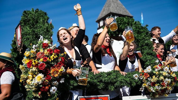 Am Vormittag konnten die Bedienungen des Schottenhammel-Festzelts noch kurz selbst feiern.
