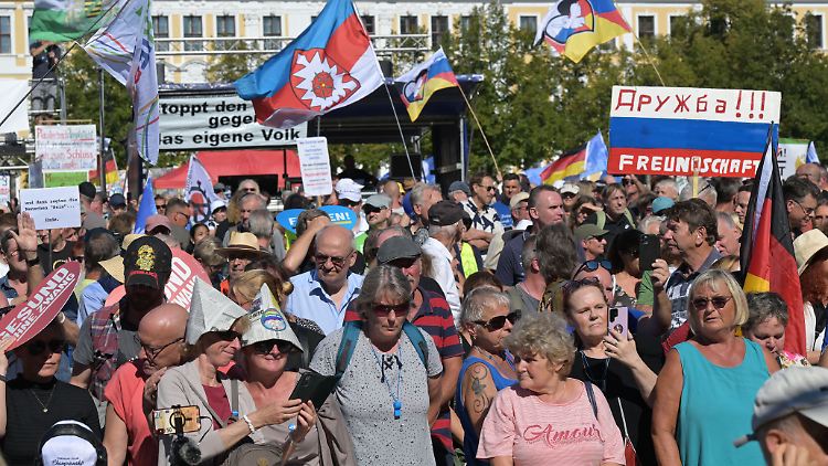 Auch Russland-Unterstützer protestierten gegen die Politik der Bundesregierung auf dem Domplatz in Magdeburg.