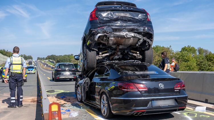 Die Unfallstelle der Autobahn in Nordrhein-Westfalen musste gesperrt werden.