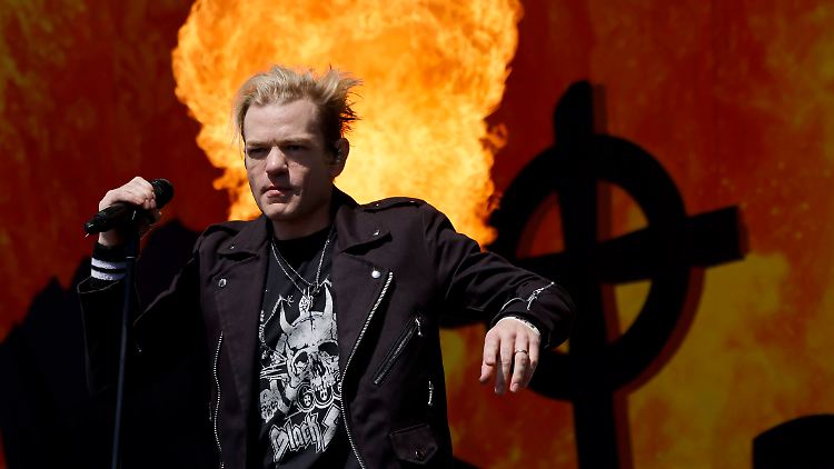 Deryck Whibley, auch bekannt als Bizzy D, ist der Frontmann der Punkrockband Sum 41, die 1996 gegründet wurde.