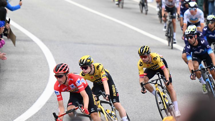 Kuss, Vingegaard, Roglic (v.l.n.r.)