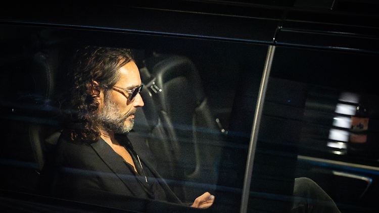 Russelll Brand verlässt am Samstag das Wembley Park Theatre in London.  
