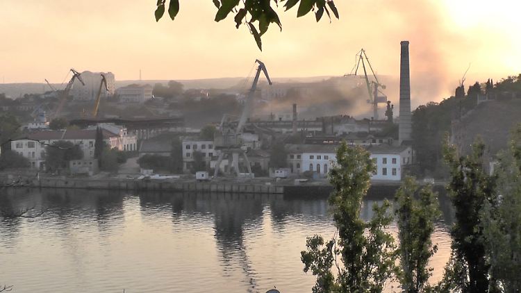Die Ukraine verstärkt ihre Angriffe auf die russische Militärinfrastruktur auf der Krim: Hier ein Bild von einer Werft in Sewastopol nach einem Angriff am 13. September.