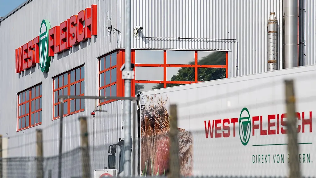 Ein-LKW-r-des-Fleischverarbeiters-Westfleisch-faehrt-auf-das-Firmengelaende-in-Coesfeld