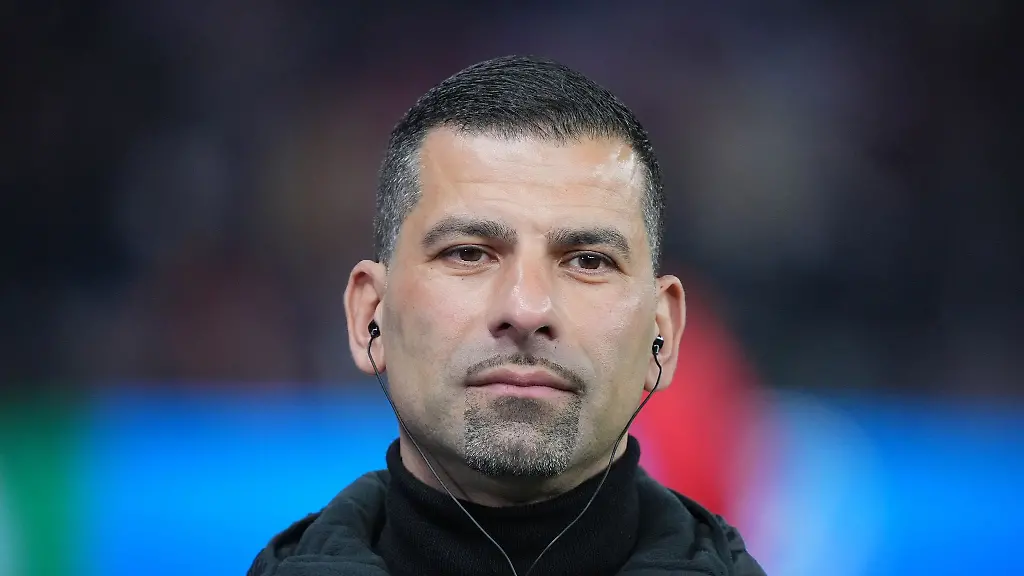 Cheftrainer-Dimitrios-Grammozis-von-Kaiserslautern-vor-dem-Spiel
