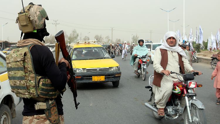Ein Kämpfer steht in Kandahar Wache am zweiten Jahrestag der Machtübernahme der Taliban.