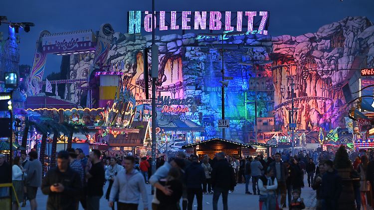 Die "Höllenblitz"-Achterbahn, hier auf einem Foto von 2022, ist wohl erstmal gesperrt.