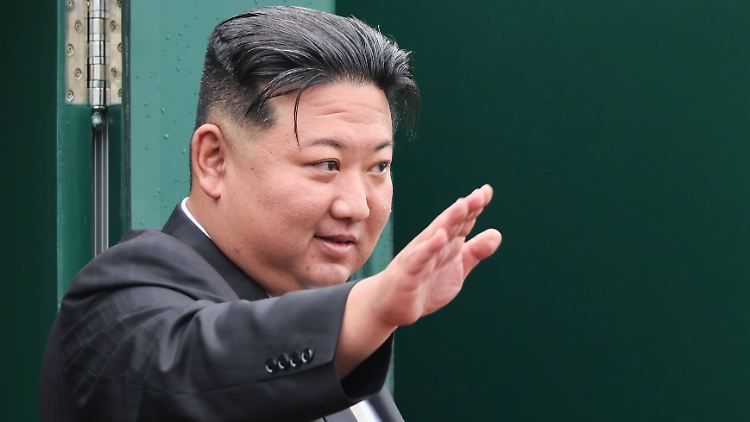 Kim verabschiedet sich, dann steigt er in seinen gepanzerten Zug.