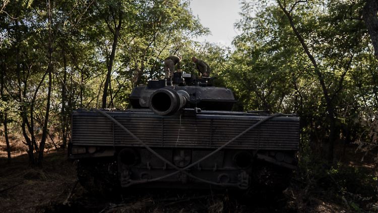 Ein ukrainischer Soldat auf einem Leopard-2-Panzer in der Region Saporischschja.