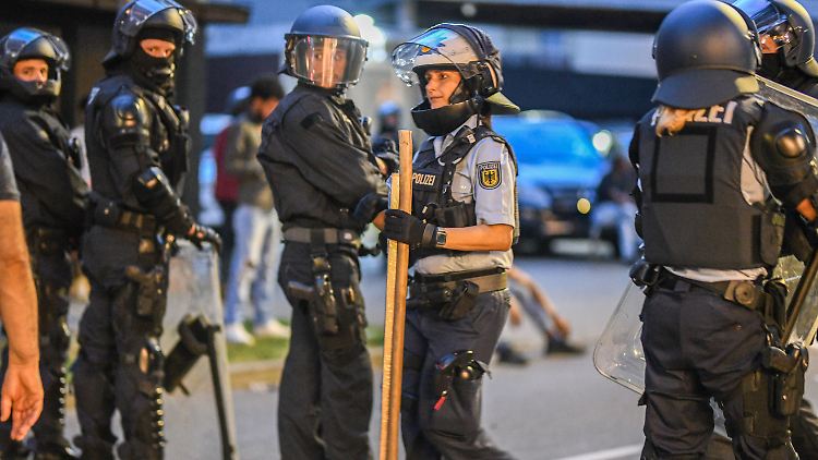 Die Stuttgarter Beamten hatten massiv Kräfte aus der Umgebung hinzubeordert.  