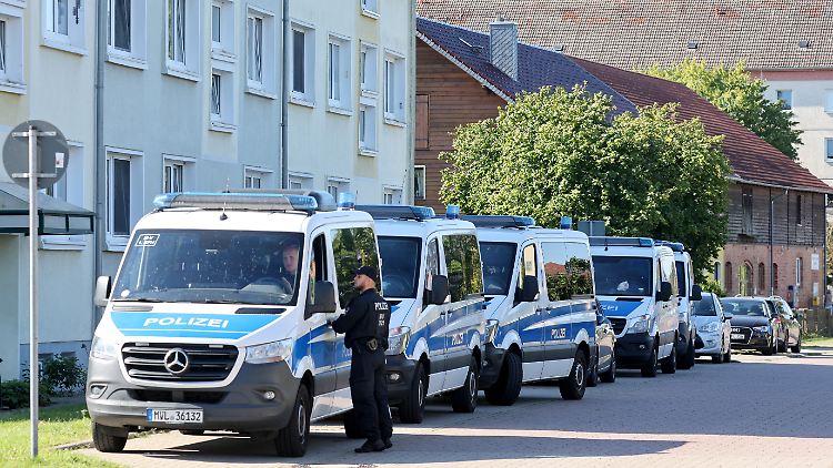 Die Polizei ermittelt wegen Totschlags. Kriminaltechniker untersuchen die Kleidung des Jungen und ein Messer, das in einem Gestrüpp in dem Dorf gefunden worden war.