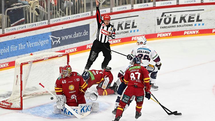 Yannick Veilleux (weißes Trikot) trifft für die Eisbären. Der DEL-Torhüter des Jahres Henrik Haukeland schaut hinterher.