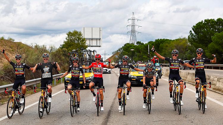 Attila Valter, Dylan van Baarle, Jonas Vingegaard, Sepp Kuss, Primoz Roglic, Jan Tratnik, Robert Gesink und Wilco Keldermann (v.l.n.r.) waren Jumbo-Visma bei der Vuelta. 