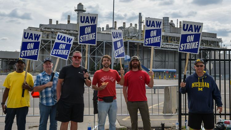 Die UAW fordert Gehaltserhöhungen von rund 40 Prozent über vier Jahre.