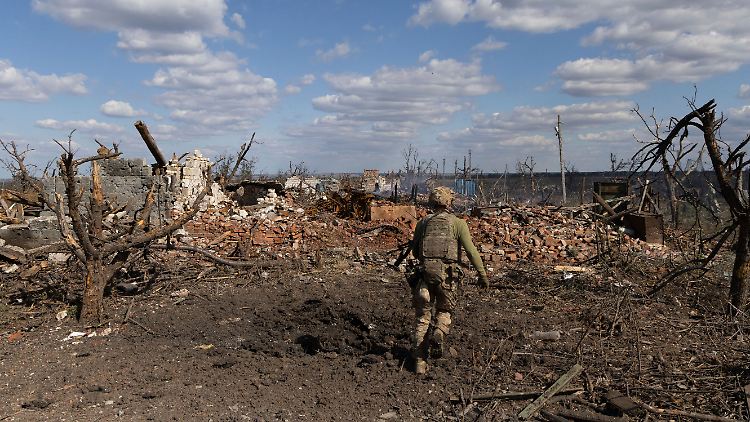 Ein ukrainischer Soldat inmitten der Zerstörung des Krieges.