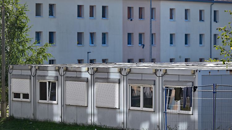 Erstaufnahmestelle in Eisenhüttenstadt: CSU-Chef Söder plädiert dafür, Asylbewerber zu gemeinnütziger Arbeit zu verpflichten.