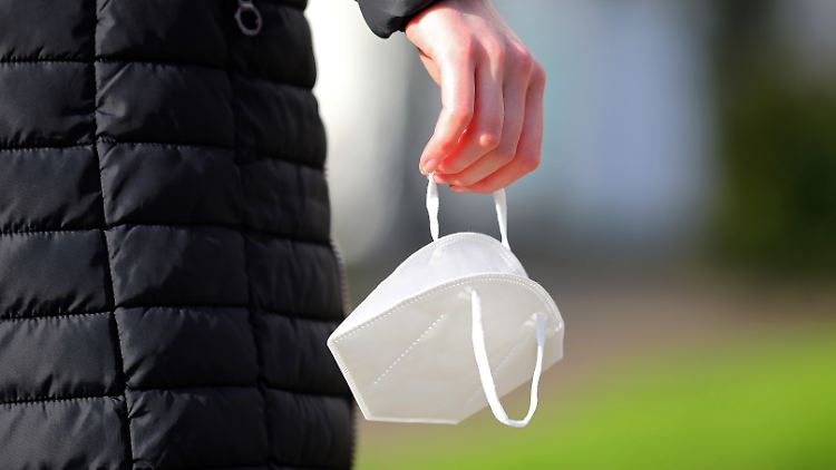 Nicht nur dicke Jacken, sondern auch Masken könnten einen neuen Auftritt haben, wenn es kälter wird.