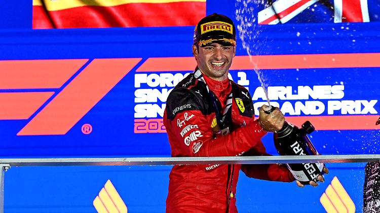 Sainz steht ganz oben auf dem Podest von Singapur.