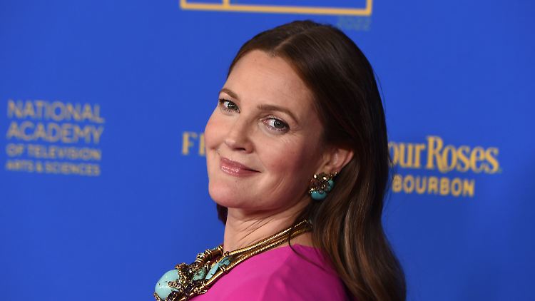 Drew Barrymore entschuldigt sich in einem Instagram-Post dafür, dass sie zuvor trotz Arbeitskampf ihre Show fortsetzen wollte.
