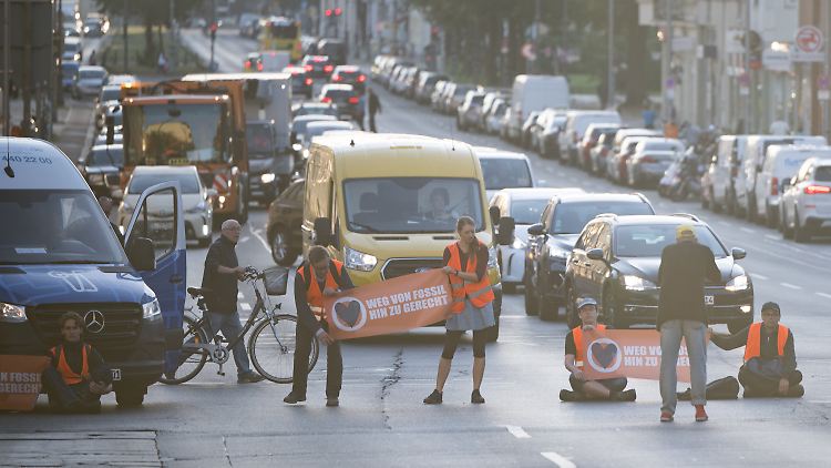Aktivisten der Letzten Generation blockieren am Spandauer Damm die Straße. 