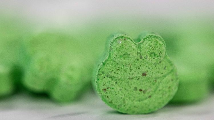Ecstasy-Pille: In einer Studie stellten die Forschenden fest, dass die MDMA-unterstützte Therapie die PTBS-Symptome im Vergleich zur Placebo-Behandlung deutlich verringerte.