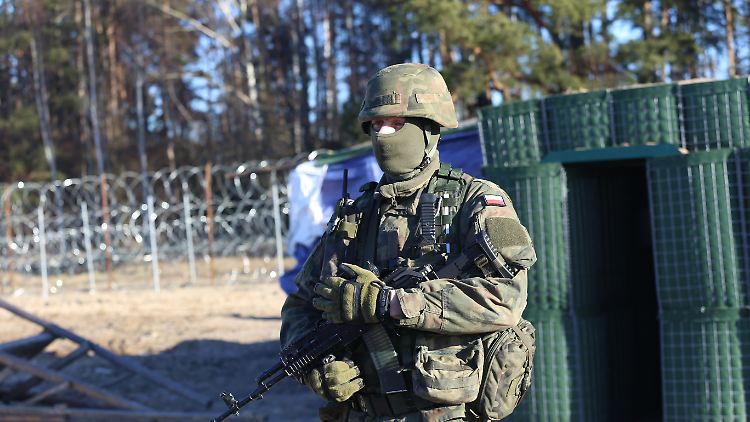Ein polnischer Soldat bewacht Grenzanlagen an der Sperrzone von Polens Grenze zu Belarus. Die PiS ist für eine harte Flüchtlingspolitik bekannt.