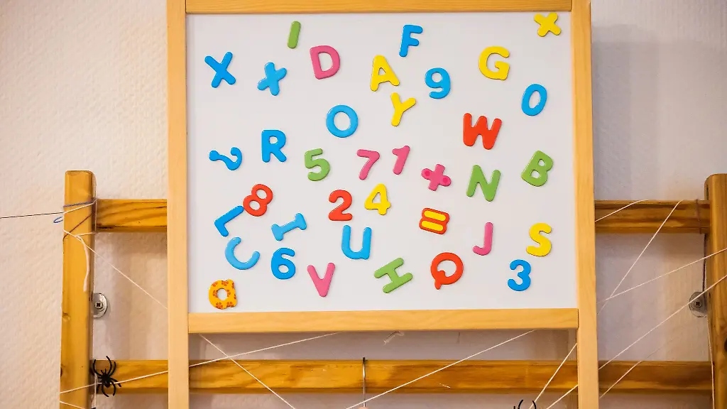 Eine-Tafel-mit-Buchstaben-und-Zahlen-in-einer-Kita