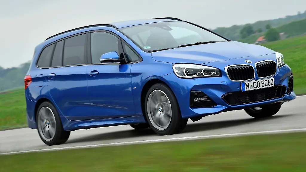 Ungewohntes-Terrain-Von-BMW-waren-die-Kaeufer-vor-dem-Tourer-vor-allem-Limousinen-und-auch-SUV-gewohnt-Hier-faehrt-gerade-der-groessere-Gran-Tourer-vor