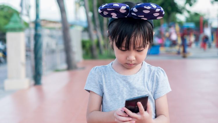 Dürfen bald nur noch maximal zwei Stunden mit ihren Smartphones und Tablets im Internet surfen: Kinder und Jugendliche in China.