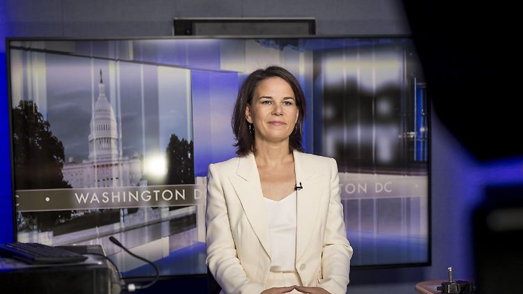 Annalena Baerbock beim Sender Fox News kurz vor einem Live Interview mit Bret Baier.