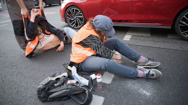 Einige Autofahrer wandten Gewalt gegen die Klimaaktivisten an.
