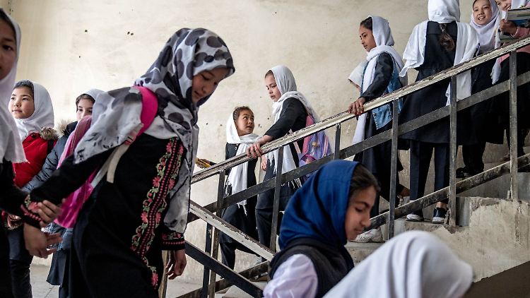 Frauen wurden weitgehend aus dem öffentlichen Leben, von höheren Schulen sowie Universitäten und aus vielen Berufen verbannt.
