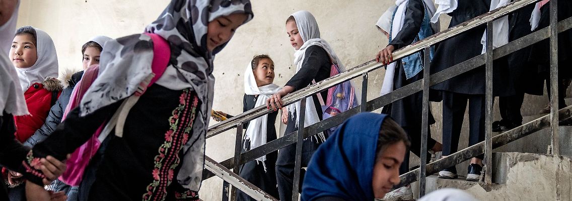 Mädchen gehen im Treppenhaus einer Schule. Angesichts des Verbots von Mädchenbildung in weiterführenden Schulen in Afghanistan vor zwei Jahren haben die Vereinten Nationen die dort regierenden Taliban dazu aufgefordert, höhere Mädchenschulen wieder zu öffnen.