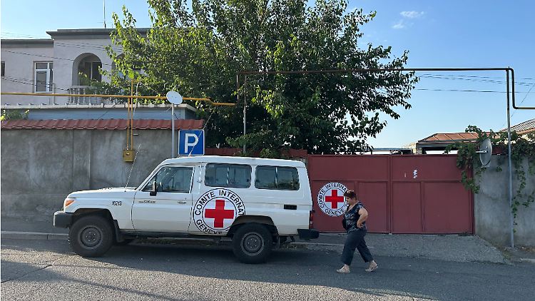 Das Rote Kreuz ist schon länger in Berg-Karabach aktiv - jetzt versorgt die Organisation die Menschen mit Weizenmehl und Medizin.