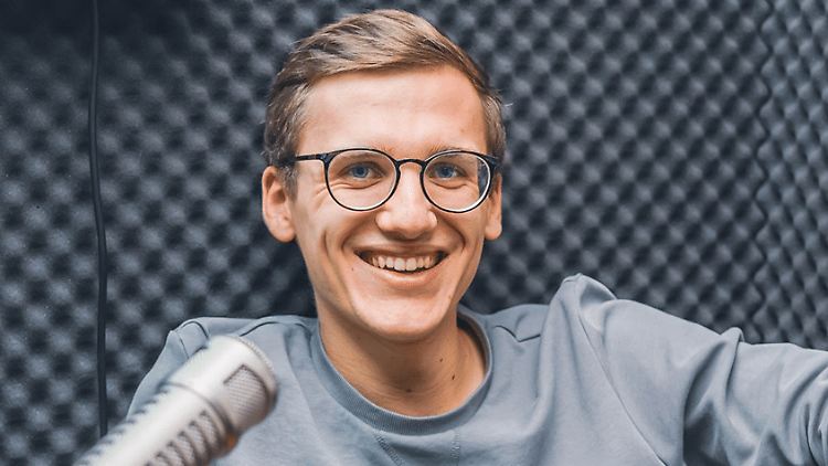 Noah Leidinger ist Podcast-Host von "Ohne Aktien Wird Schwer" - einem der größten Aktienpodcasts Deutschlands.