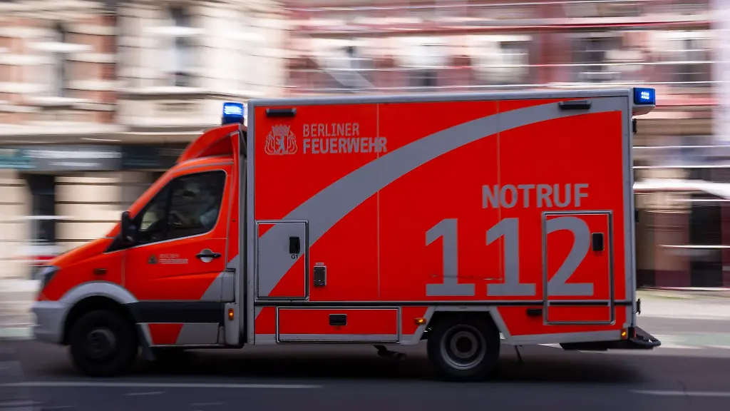 Ein-Rettungswagen-faehrt-zum-Einsatz