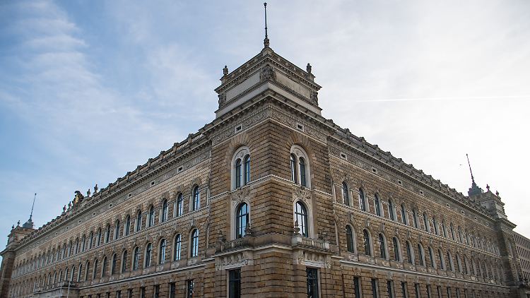 Das Landgericht Dresden stellt die Verfahren gegen einen Polizisten und einen Soldaten ein, die bei einer Querdenker-Demo 2020 den Hitlergruß gezeigt haben sollen. (Archivbild)