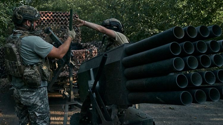 Ukrainische Soldaten bereiten einen Mehrfachraketenwerfer nahe Bachmut auf seinen Einsatz vor.