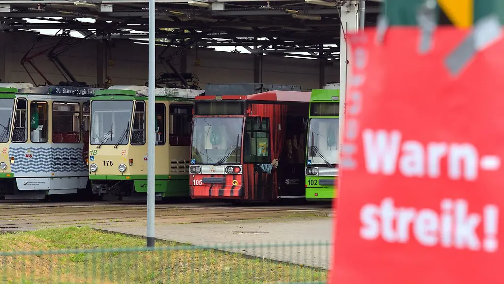 Ein-rotes-Plakat-mit-der-Aufschrift-Warnstreik-klebt-an-der-Einfahrt-zu-den-Verkehrsbetrieben-Brandenburg-an-der-Havel-GmbH