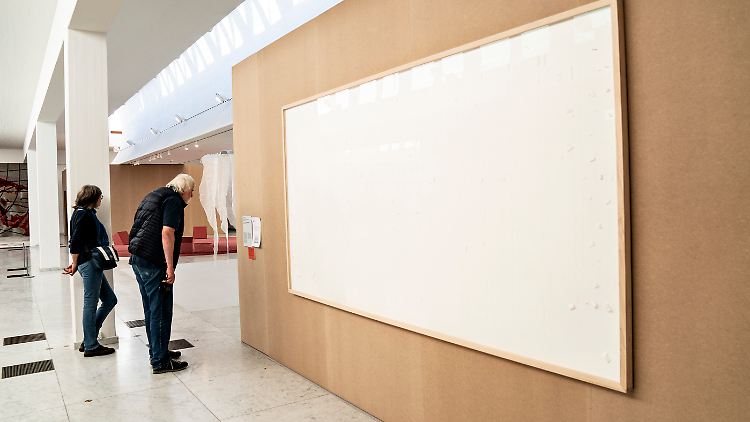 Das Werk "Nimm das Geld und verschwinde": Der leere Rahmen des Künstlers Jens Haaning war im September 2021 im Kunstmuseum Aalborg zu sehen.