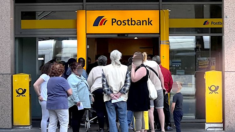 Kunden brauchen viel Geduld: Schlange vor einer Postbank-Filiale in Düsseldorf.