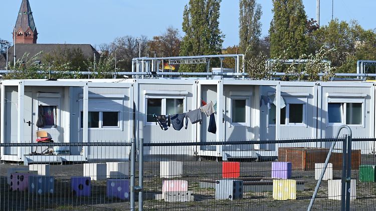 Container-Unterkünfte für Flüchtlinge am Tempelhofer Feld in Berlin.