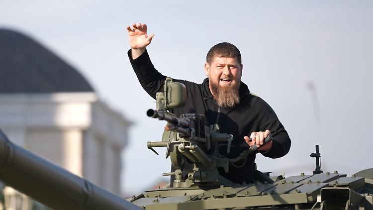 Kadyrow posiert auf einem T72-Kampfpanzer in der tschetschenischen Hauptstadt Grosny (Archivbild).