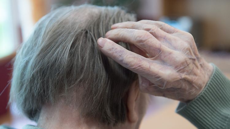 Das Risiko, an Alzheimer zu erkranken, steigt mit zunehmendem Alter, wie das Statistische Bundesamt mitteilte.
