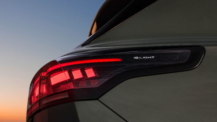 Um intelligentes Licht kommt der Ingenieur im Jahr 2023 nicht mehr herum. Die Rückleuchten können mehr als einfach nur Helligkeit spenden. Sie begrüßen und verabschieden die Passagiere mit animierten Einlagen.