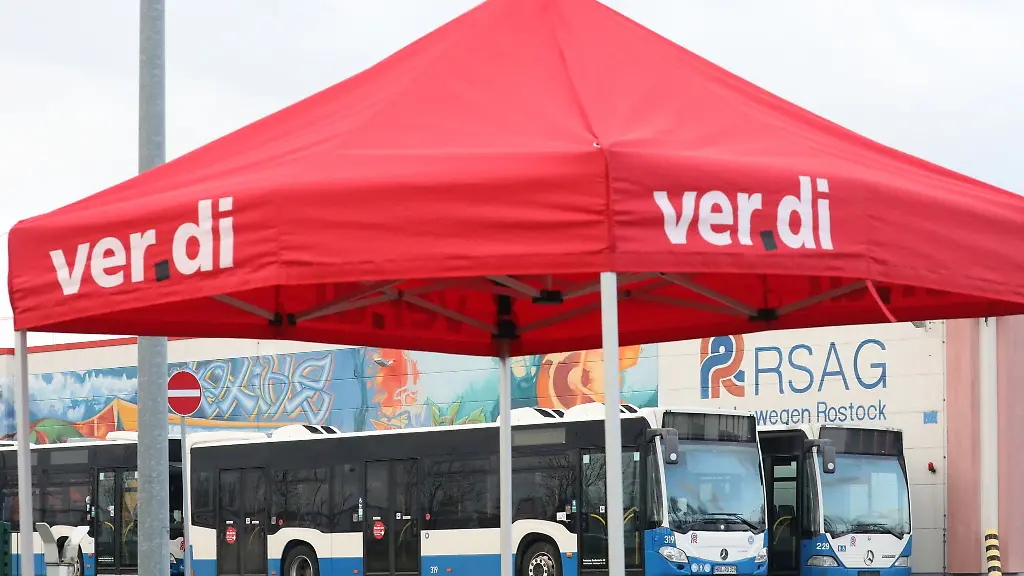 Ein-Zelt-von-Verdi-steht-vor-dem-Busdepot-der-Rostocker-Strassenbahn-AG
