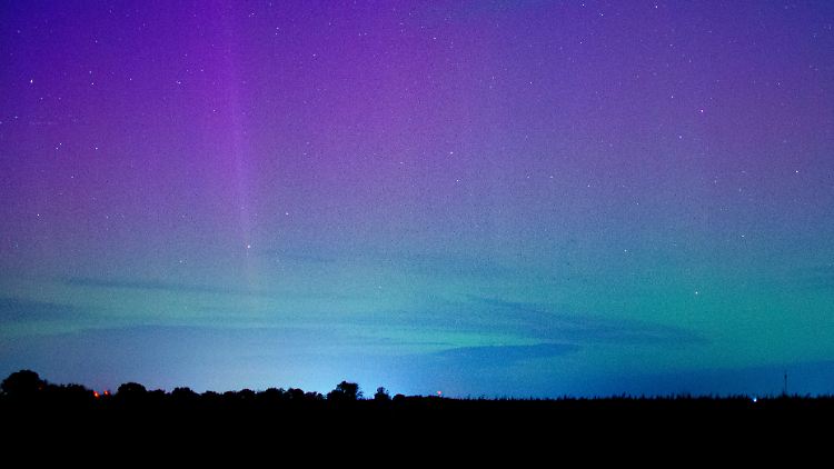 Grün-violett und blau leuchtete der Himmel über Magdeburg. 