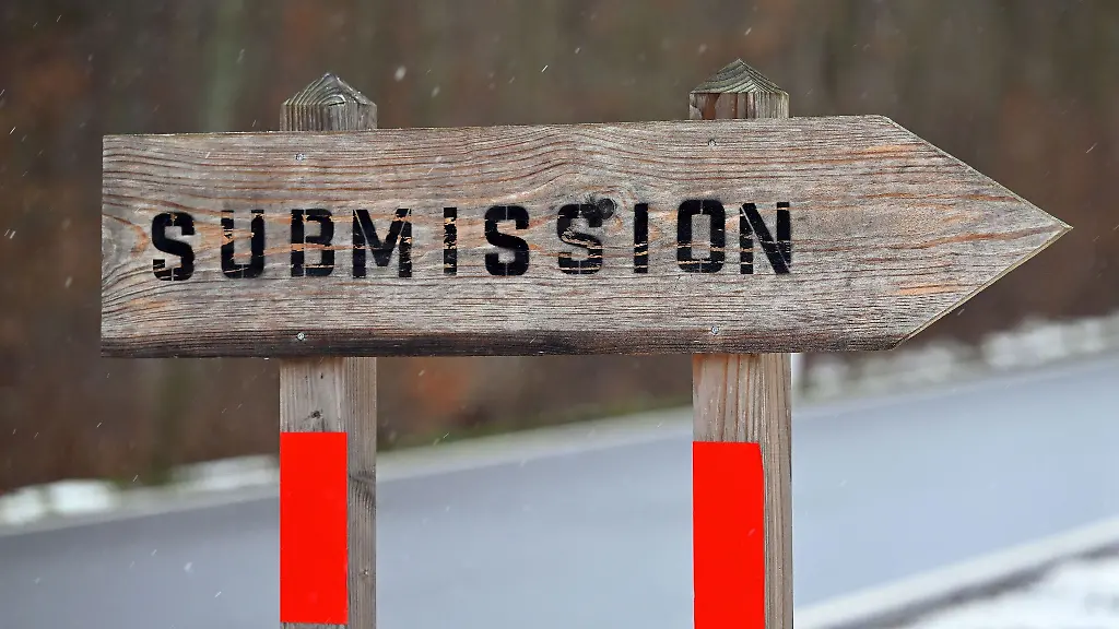 Ein-Schild-weist-den-Weg-zum-sogenannten-Submissionsplatz-der-Landesforstanstalt-Thueringenforst